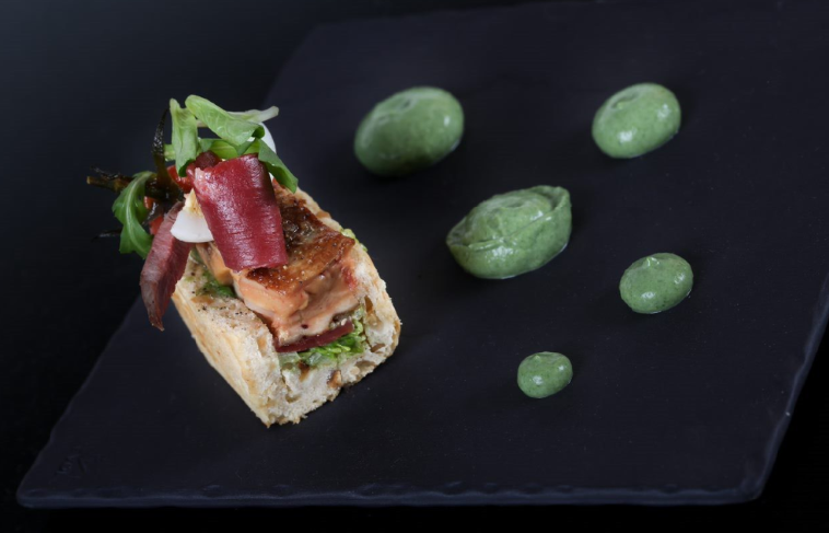 Club sandwich revisité : Foie gras poêlé, pain aux noisettes, magret de canard frais et fumé