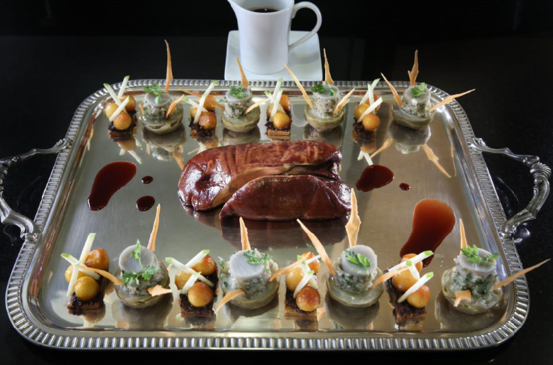 Foie gras poché au vin rouge « dans l’esprit d’une meurette »