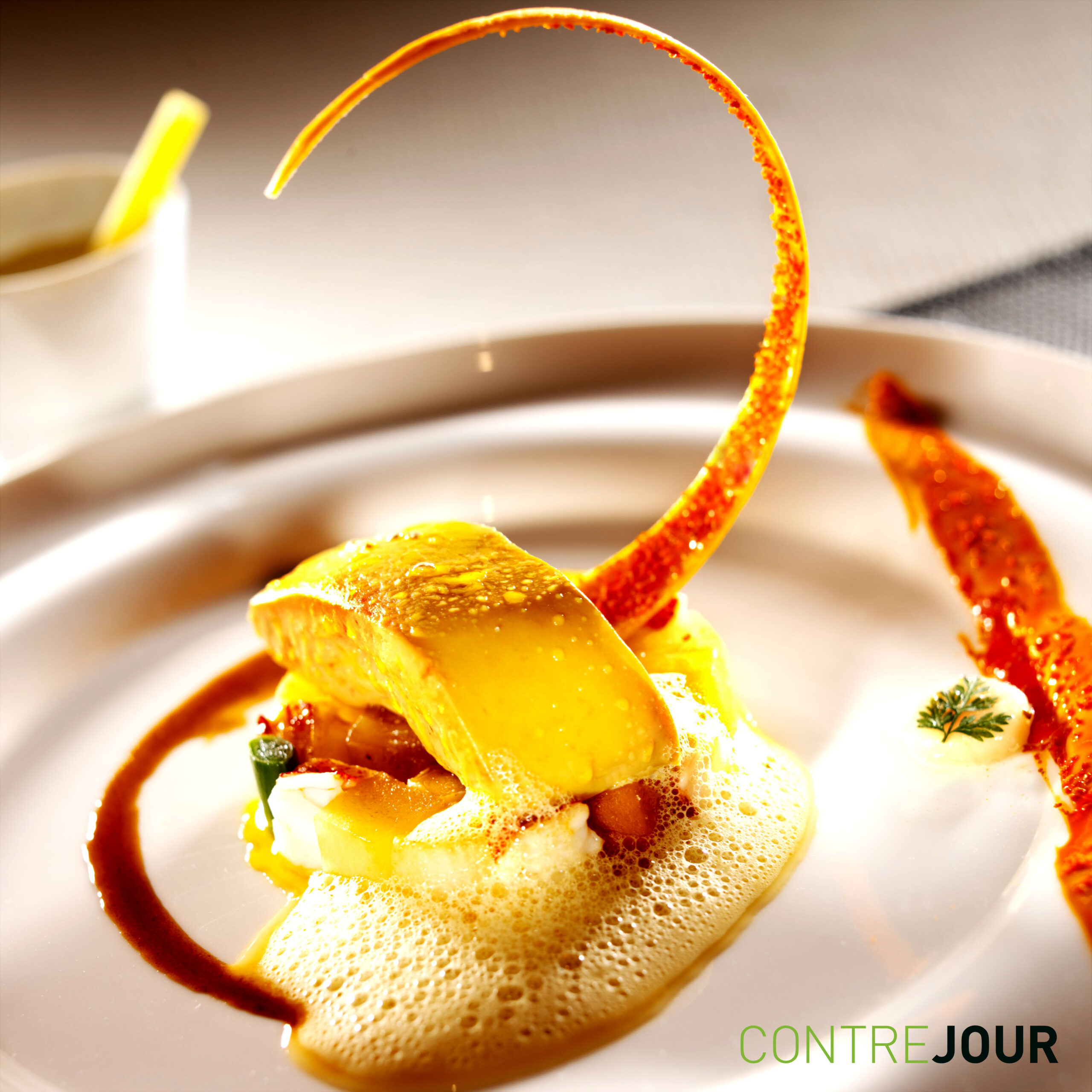 Foie gras de canard et homard façon « pot-au-feu », bouillon à la fève de Tonka comme une écume