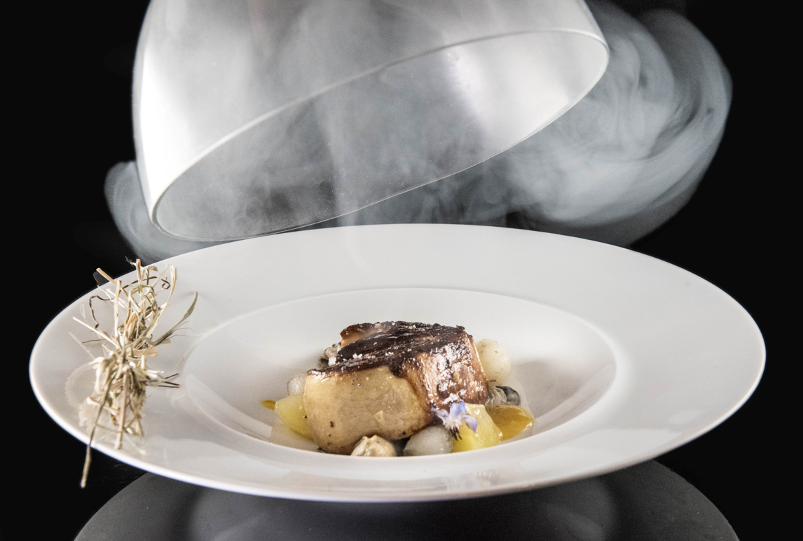 Escalope de foie gras poêlée terre et mer, fumée au foin, réduction de Montagny au miel