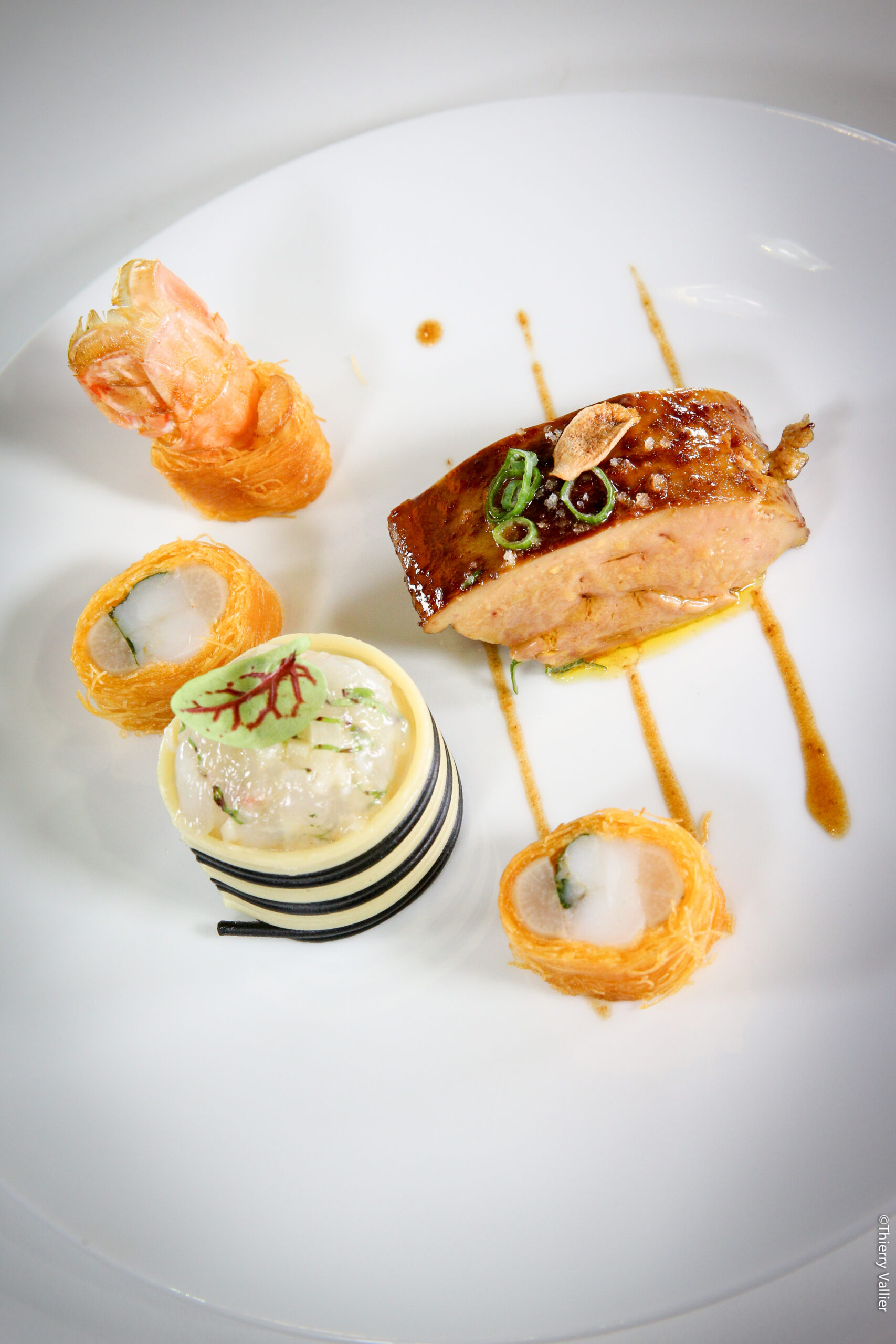 Lobe de foie gras de canard poché dans un jus de langoustine,  timbale de spaghetti au moelleux de langoustine,  queue rôtie en Kadaïf et scorsonères