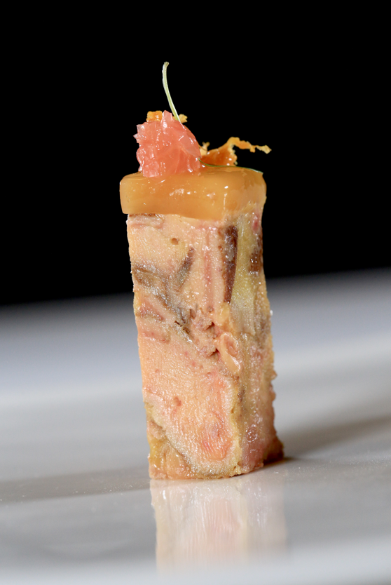 Trio de bouchées : Terrine poêlée en fine gelée de pamplemousse, Tuile de maïs, crémeux de foie gras cannelle et Opéra de foie gras