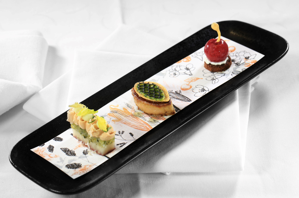 Trio de bouchées : Compressé de céleri au porto – Calisson à la farine de maïs et foie gras de canard poêlé – Forêt noire au foie gras de canard