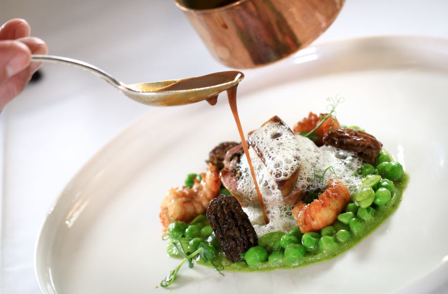 Pigeonneau au foie gras, mitonnée de légumes verde, morilles farcies et écrevisses de lac