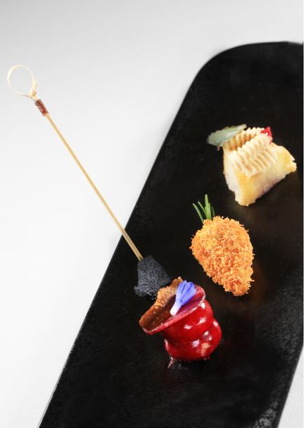 Foie gras dans l’esprit d’une carotte, foie gras au poivre de Sancho, baba à la crème de cassis et foie gras