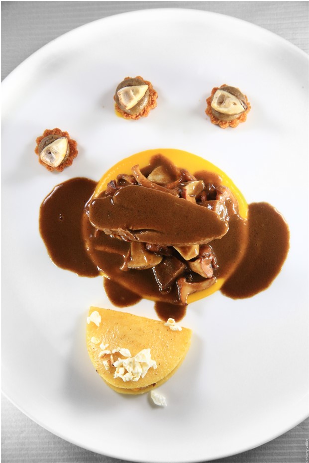 Poitrine de pigeon farcie de foie gras, cuisse confite dans un chausson de polenta au potimarron