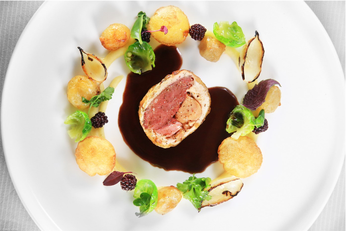 Pigeonneau à la royale, crème de topinambour, topinambours confits, pommes soufflées, oignons grelots brûlés