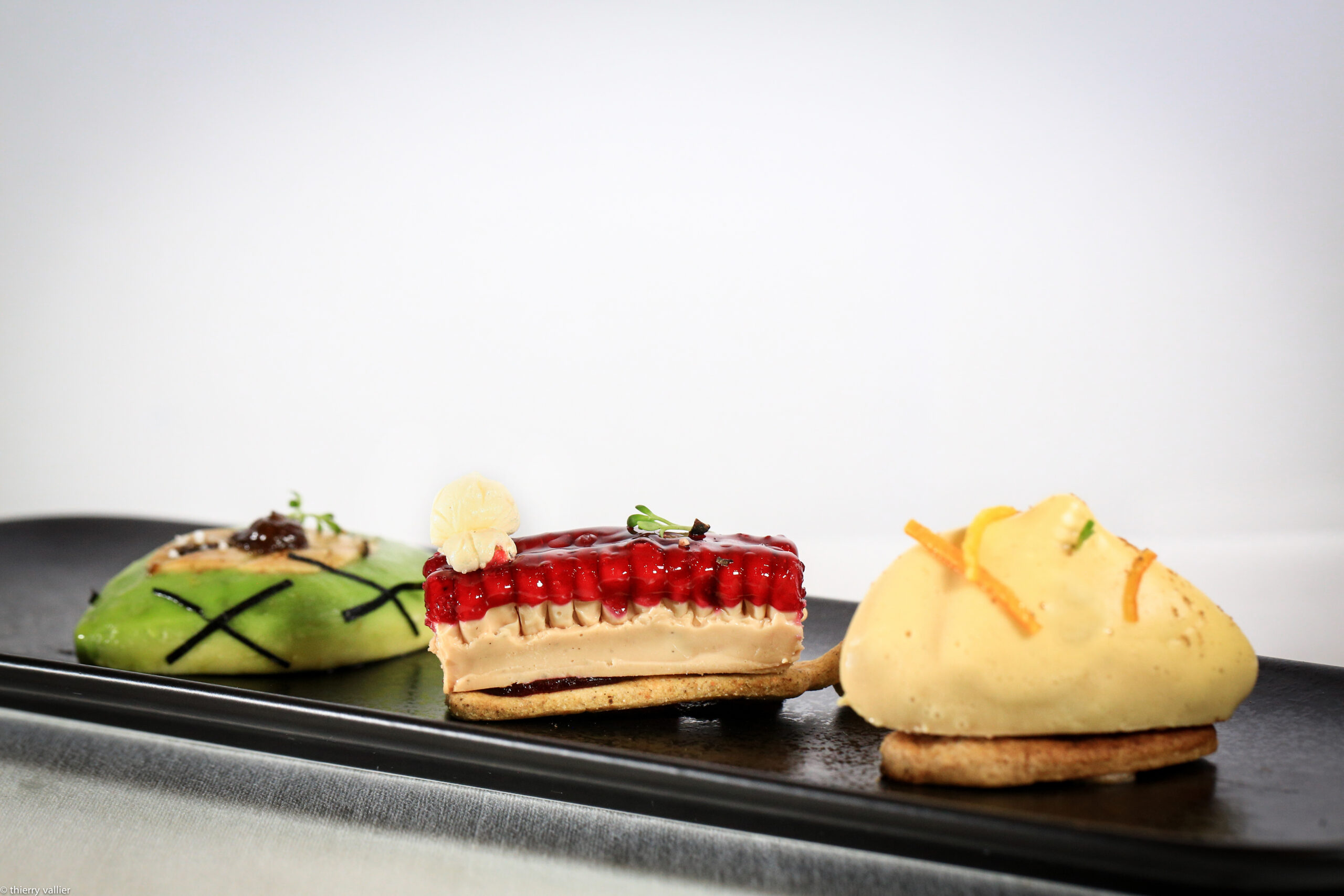 Foie gras marbré et avocat aux algues, épis de foie gras aux éclats de maïs et d’hibiscus, quenelle de foie gras à l’orange parfumée à la cannelle