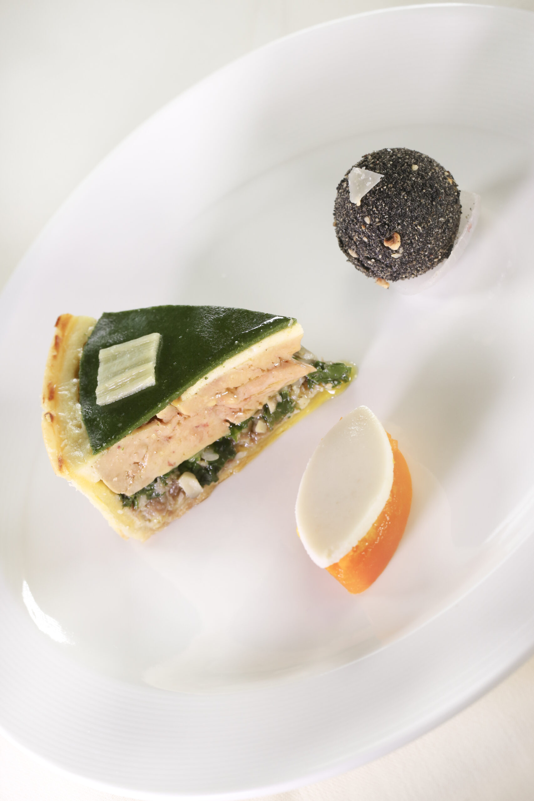 Tourte de cuisses de canard confites, foie gras mariné au vin de Tariquet, blettes braisées et vert de blettes aux échalotes confites