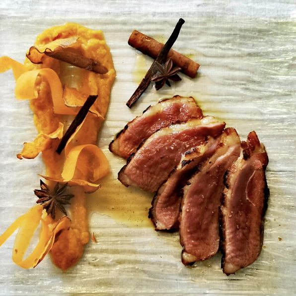 Magret de canard aux épices, purée de patate douce à la vanille