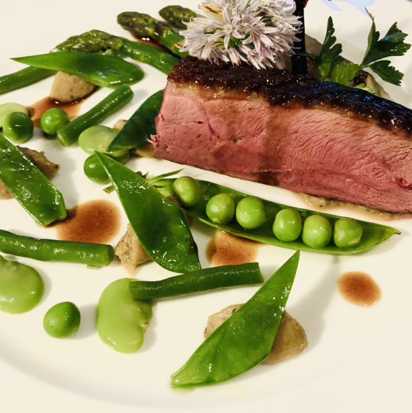 Magret de canard laqué miel de châtaignier et vanille, légumes verts pleine saison, caviar d’aubergine au poivre de sarawak et fenouil confit nouvel ail