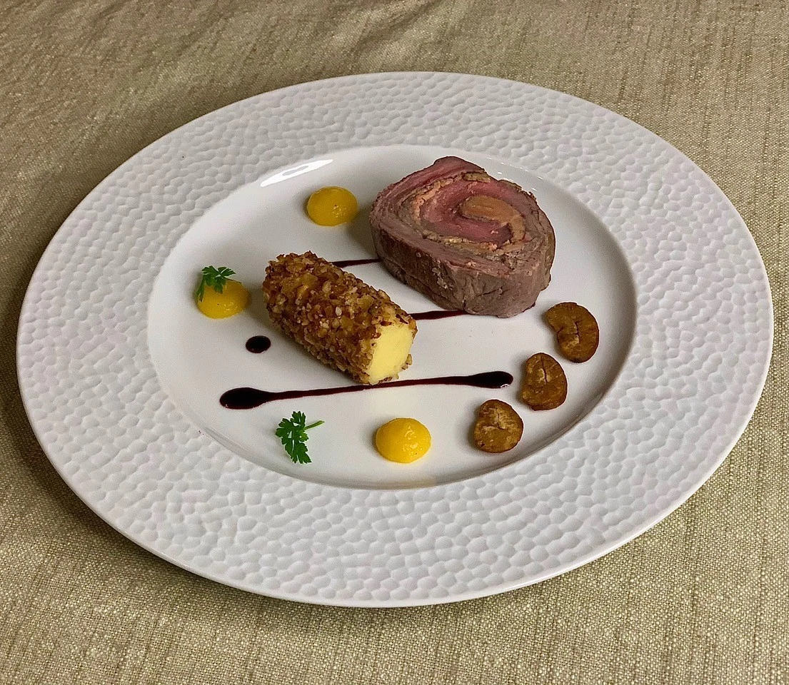 Enroulé de boeuf et foie gras, condiment châtaigne et foie gras, sauce « vin chaud », courge et pralin de châtaigne