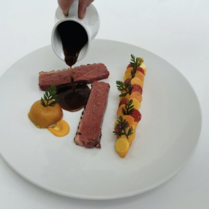 Eric-Rabazzani-Magret-canard-poivre-sechuan-carotte-fane-confite-jus-vanille-bourbon