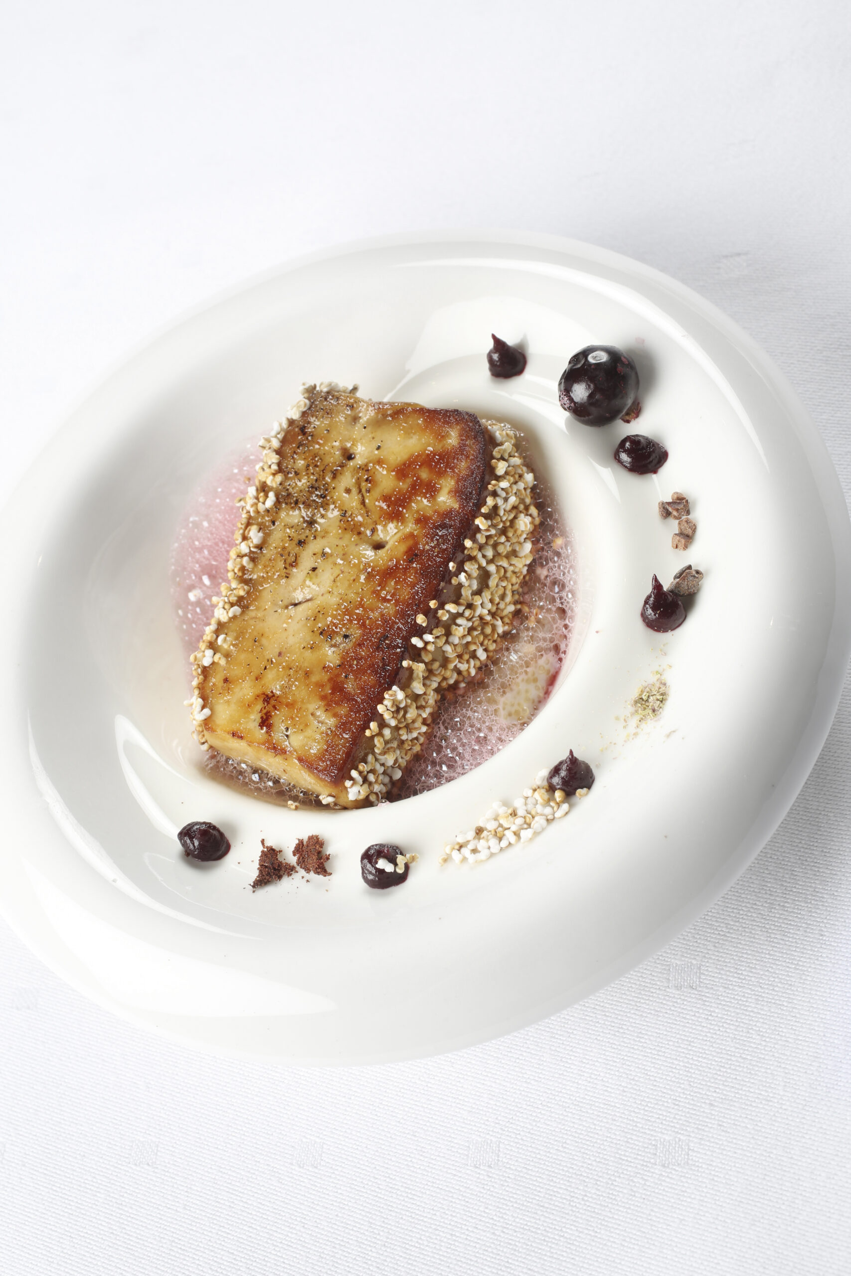 Escalope de foie gras rôti à la fleur de Cazette du Morvan, mousseline de céleri fumé, pommes laquées au pralin à la noisette
