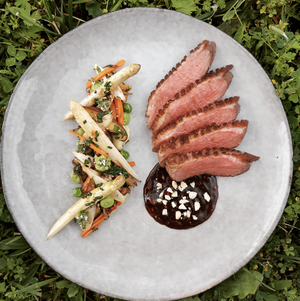 Magret de canard saté, asperges rôties à la vanille, crémeux de petits pois vanillé et wok printanier