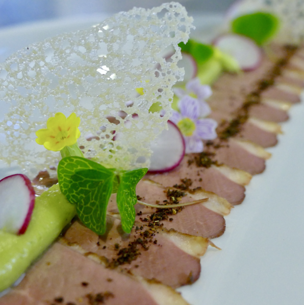 Superposition de Canard, guacamole vanille-timut et fleurs de Printemps