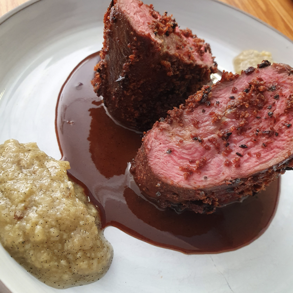 Magret de canard, infusion orange et vanille de Madagascar, chapelure de peau, caviar d’aubergine fumée à l’huile de vanille