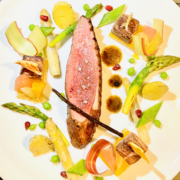Magret de canard vanille et baie Mang Tang, fraîcheur d’agrumes, foie gras à la rose, légumes retour de cueillette en habits de Bourbon