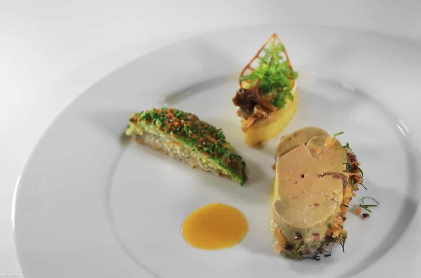 Foie gras contisé au magret de canard fumé poché entier