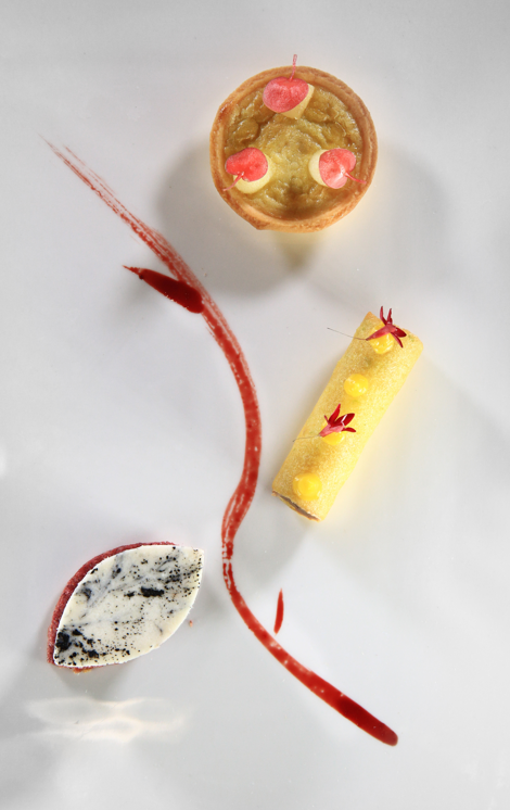 Trio de bouchées : Calisson de betterave – Croustillant foie gras – Tarte aux pommes à l’alsacienne