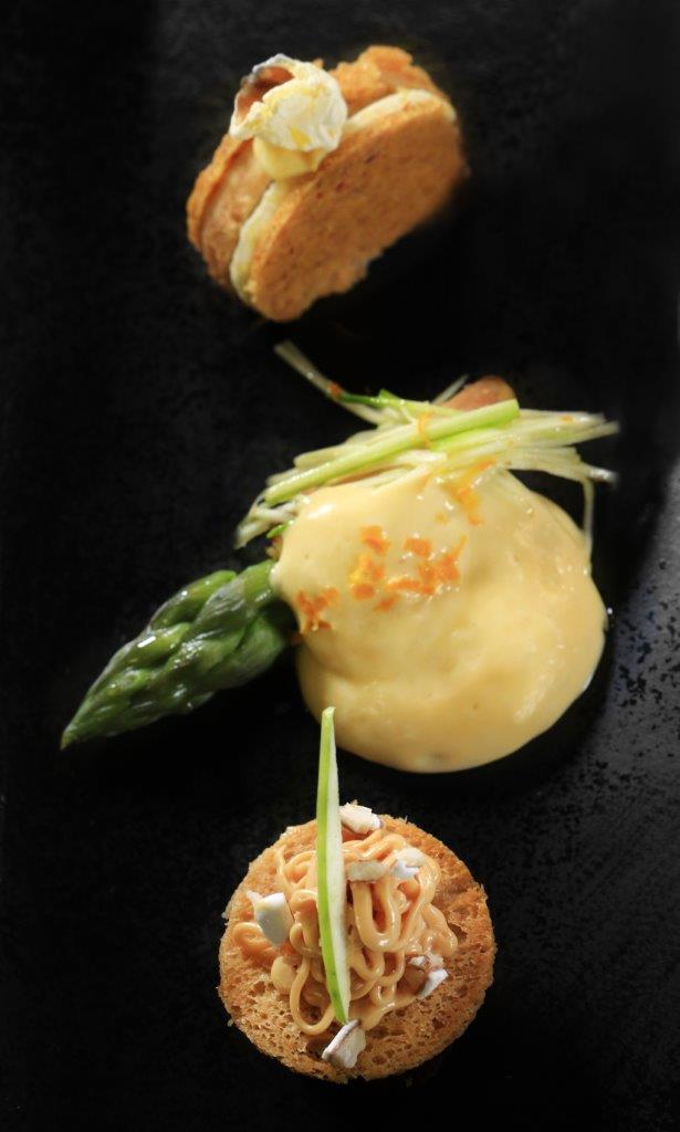 Trio de bouchées : Asperge verte, foie gras poêlé et écorces d’agrumes ; Biscuit de maïs et foie gras mariné à la Chartreuse ; Foie gras et anguille fumée façon Mont Blanc